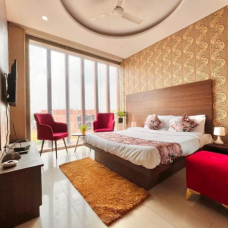Hotel The Pearl Grand - Top Rated ! Most Awarded ! Parking ! Lift ! Luxury Rooms ! Best Selling Zirakpur Exterior photo