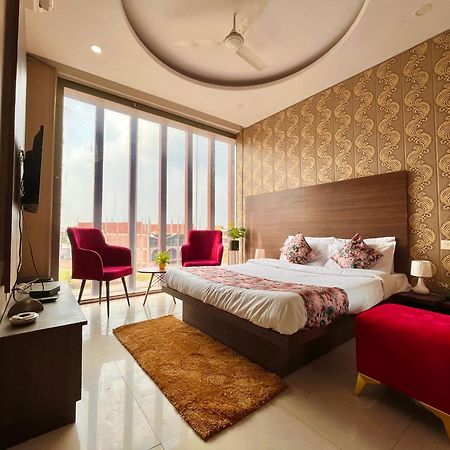 Hotel The Pearl Grand - Top Rated ! Most Awarded ! Parking ! Lift ! Luxury Rooms ! Best Selling Zirakpur Exterior photo