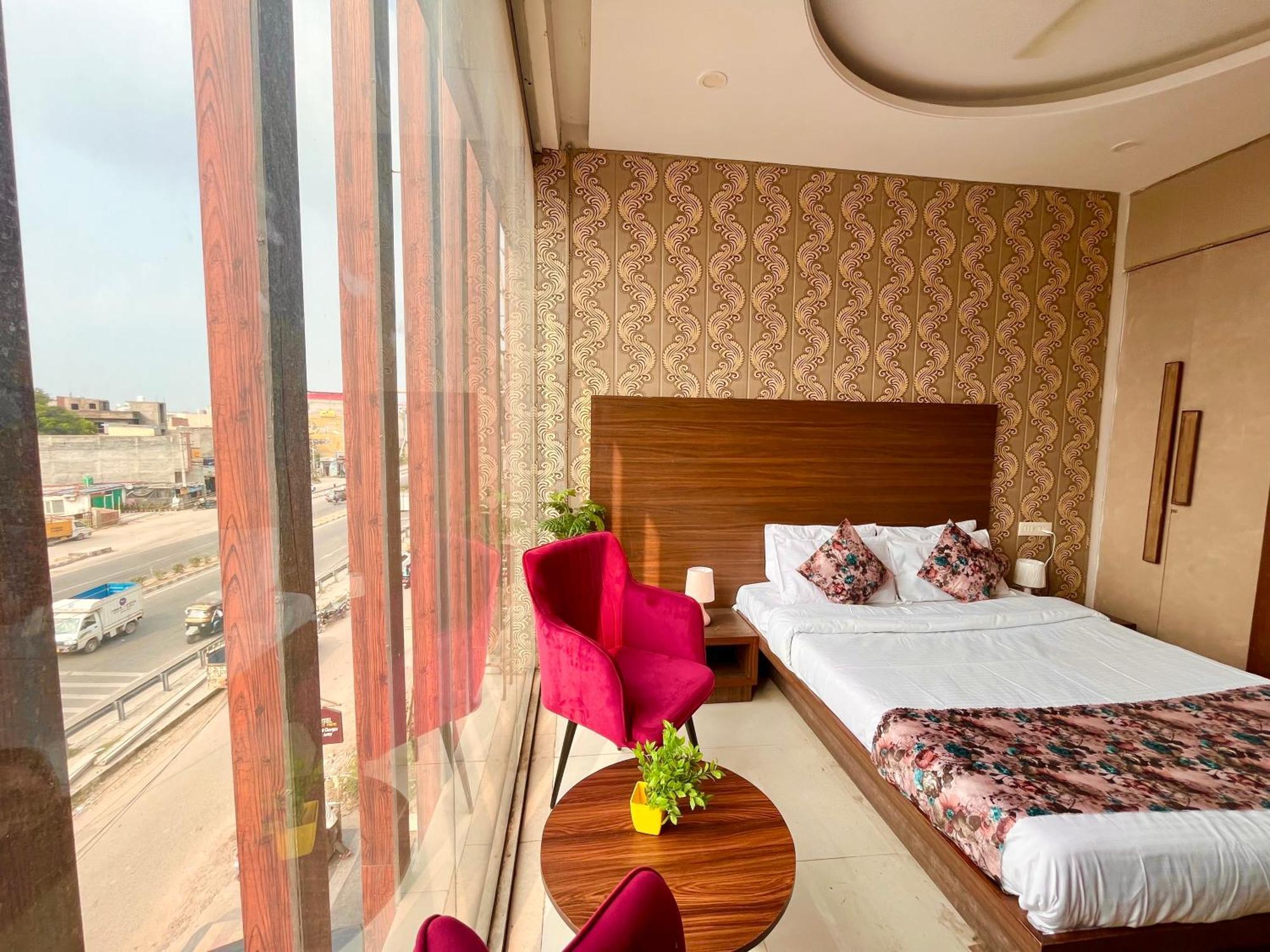 Hotel The Pearl Grand - Top Rated ! Most Awarded ! Parking ! Lift ! Luxury Rooms ! Best Selling Zirakpur Exterior photo