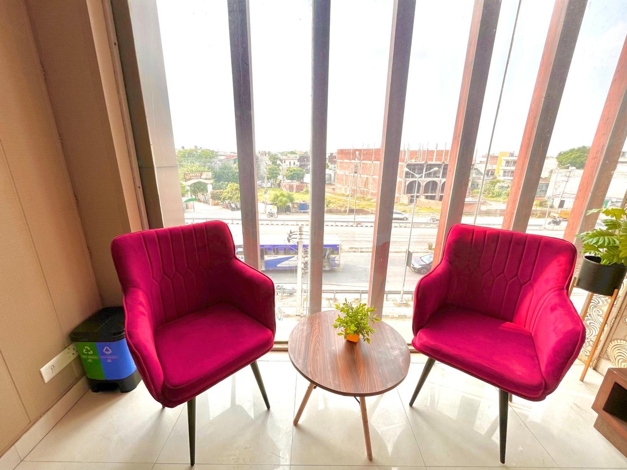 Hotel The Pearl Grand - Top Rated ! Most Awarded ! Parking ! Lift ! Luxury Rooms ! Best Selling Zirakpur Exterior photo